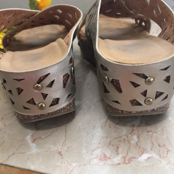 Refresh Wedge Sandals - Picture 4 of 7